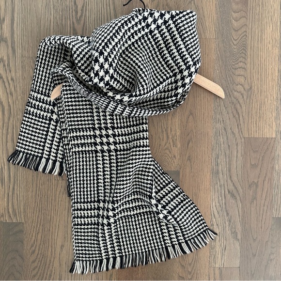 SOLD Anthropologie Vintage 100% Wool Houndstooth Woven Scarf in Black and Cream - Picture 7 of 7